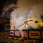 La sardina acabó anoche consumida bajo las llamas de la hoguera prendida en la plaza de San Marcelo, tras el cortejo que pone fin al Carnaval en la capital de la provincia. RAMIRO