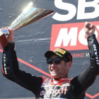 Álvaro Bautista celebra hoy en el podio de Phillip Island (Australia), su segunda victoria en el Mundial de SBK.
