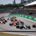 Vettel (derecha) adelanta a Bottas en la salida del GP de Brasil.