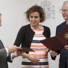 Zoido entrega a Dolors Monserrat y Serafín Romero la instrucción sobre las medidas. DARWIN CARRIÓN