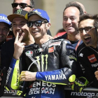 Valentino Rossi (Yamaha) celebra con los miembros de su equipo y amigos el segundo puesto en la parrilla de Austin.