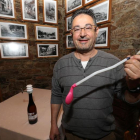Rafael Hinojosa con su invento