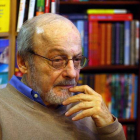 Foto de archivo del 2007 del escritor estadounidense E.L. Doctorow en Big Ben Bookshop en Praga (República Checa).