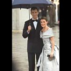 El Príncipe Felipe y Letizia fueron el centro de atención a su llegada a la cena que ofrecieron los reyes de España con motivo del enlace real.