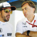 Jost Capito conversando con Fernando Alonso.
