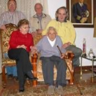 Ricardo García posa sentado con su hija Julia, su yerno Carlos y dos de sus nietos