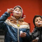 Dos niños refugiados hacen pompas de jabón en el campo de refugiados. POLÍCIA SLOVENSKEJ REPUBLIKY