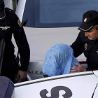 Montserrat González, a su salida de la Comisaría camino de los juzgados de León.