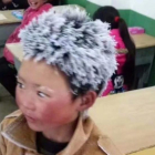 El Pequeño Wang, con el pelo congelado, en su colegio.