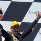 Johann Zarco celebra en el podio de Spielberg su victoria en el GP de Austria en Moto2.