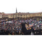 El momento del Encuentro es el que concita la mayor expectación de la Semana Santa de León, a pesar de que esta vez los paraguas obligaron a variar el panorama general.
