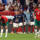 Los jugadores de Marruecos, resignados, en la celebración del segundo gol de Francia. WITTEK