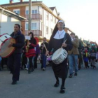 La comitiva carnavalera discurrió por las principales calles de Mansilla de las Mulas.