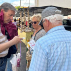 Miguel Ángel Diez Cano, durante su recorrido por La Bañeza. DL