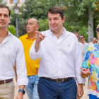 El presidente del Partido Popular de Castilla y León, Alfonso Fernández Mañueco, junto a la presidenta del PP de Segovia y número 1 al Senado, Paloma Sanz; el cabeza de lista al Congreso, Pablo Pérez, y el alcalde de la ciudad, José Mazarías; clausuran un acto público con los candidatos de la formación en Segovia para las generales del 23J. ICAL