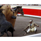 El picador desarmano ante el toro en la cuarta de abono de la Feria Semana Grande de Bilbao, en el mano a mano entre los matadores "El Juli" y José Maria Manzanares con toros de la ganaderia El Pilar.