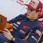 El catalán Marc Márquez (Honda) repasa el plan de trabajo del primer día de test, en Valencia, del pasado martes.