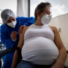 Una mujer embarazada recibe la vacuna contra la covid en Paraguay. NATHALIA AGUILAR