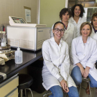 Elisa González y Vega Villar (sentadas). Detrás, María Luisa González, Cintia Miranda y María Elisa López.