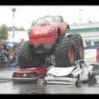 Especialistas en acción protagonizaron en la capital leonesa el Hollywood Motor Show, un espectáculo de escenas de película sobre cuatro ruedas con saltos, choques y acrobacias imposibles