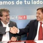 El responsable de IU en la comunidad, José María González, estrecha la mano de Ángel Villalba