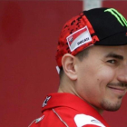 El mallorquín Jorge Lorenzo (Ducati) muestra una sonrisa, el pasado lunes, tras acabar con el mejor tiempo en los primeros test de pretemporada.