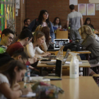 Alumnos de la Universidad de León, en una de sus facultades, aprovechan el vestíbulo para trabajar en equipo y repasar algunas materias. FERNANDO OTERO