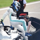El piloto de Mercedes Valtteri Bottas tras conseguir la pole position en China.