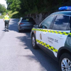 En la imagen se puede ver al coche interceptado en Piedrafita por la Guardia Civil después de que hiciera saltar el radar cuando circulaba a 200 km/h. DL