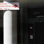 Cartel que señala la entrada a Urgencias del Hospital de León. RAMIRO