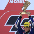 El español Jorge Martin (Honda) levanta el trofeo de ganador del GP de Holanda de Moto3.
