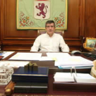 El alcalde Francisco Fernández, en su despacho en el Ayuntamiento, donde concedió la entrevista