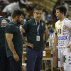 Luis Puertas, Cadenas y Jaime Fernández, durante el partido de Copa ante el Nava. FERNANDO OTERO