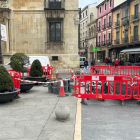 Obras en la calle Ancha de León, a días de la Semana Santa. Á.C.