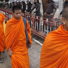 Un grupo de monjes budistas durante una manifestación pacífica de septiembre frente a la Asamblea Nacional tailandesa en Bangkok.