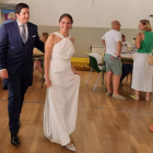 Pilar y Luis acudieron a votar en Granada tras casarse el sábado. EFE
