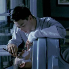 David Sust afeita a Günter Meisner, en una escena de la película 'Tras el cristal'.