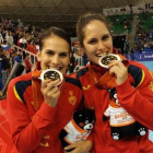 A la derecha, Mireya González, posa con su plata  en el Mundial de Japón 2019. DL