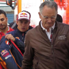 Marc Márquez, camino del hospital, acompañado de su asistente José Luis Mártinez y precedido por el doctor Xavier Mir.