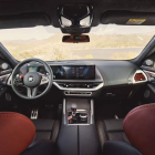 Materiales de alta calidad y un diseño marcadamente deportivo en el puesto de conducción del nuevo BMW XM ‘Label Red’. bmw