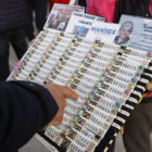 Una lotera vende décimos de Lotería para el sorteo navideño de El Gordo en la Puerta del Sol de Madrid. MARISCAL