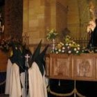 Un momento del encuentro entre el Cristo de las Tres Caídas y la Virgen de la Esperanza