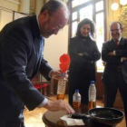 De la Riva, aceite en ristre, ante Begoña Hernández y Jiménez