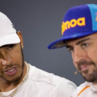 Lewis Hamilton (Mercedes) mira a Fernando Alonso, en su última conferencia en la F-1.