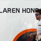 Alonso, en un momento de descanso en las pruebas de Montmeló.