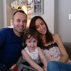Andrés Iniesta, con su mujer, Anna Ortiz, y su hija Valeria, en una imagen que el jugador ha colgado en Twitter.