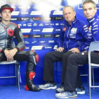 Maverick Viñales, sentado en la silla de Jorge Lorenzo en el box de Yamaha, junto a Ramon Forcada y Davide Marelli, técnico y telemétrico del mallorquín durante 9 años.