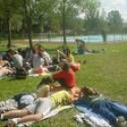 Varios jóvenes toman el sol en una piscina de la provincia durante las vacaciones estivales