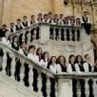 El coro de jóvenes León Gótico en las escaleras de la iglesia de Renueva de León