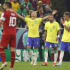 Richarlison, junto a Neymar y Raphinha, celebra uno de sus goles a Serbia. RONCORONI